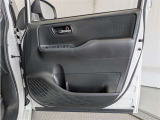 運転席ドア内張はご覧の通り。ドアポケットの収納もバッチリです