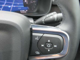 左側のスポーク部には運転支援機能の操作ボタン、右側にはオーディオやインフォテイメント、通信機能などの操作ボタンが設置されています。