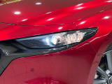 【LEDヘッドライト】悪天候や夜間走行時も良好な視界を確保し安心して運転できる高輝度LEDヘッドライトを装備!点灯速度が早く、消費電力も抑えられています。