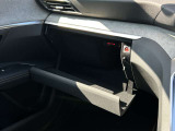 助手席前方のグローブボックス内にETC車載器も装備されております