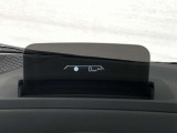 HUD: ヘッドアップディスプレイはドライバーが前方に集中できるよう、ナビや車速情報をフロントガラスに投影するシステムです。