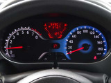 【メーターパネル】素早く車の情報が読み取れる、視認性に優れたシンプルなデザインのメーターパネルです。