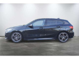 コンパクトなハッチバックながら、ロングノーズ・ショートオーバーハングのBMWらしい伝統的なスタンスを継承しています。