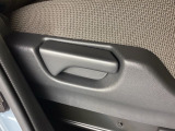 手動のレバーを使って、シートの背もたれの角度を変えることができます。