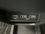 【USBポート】USBポートも装備されています、スマートフォンの充電やオーディオに連携も可能です、今や欠かせない装備の一つです!