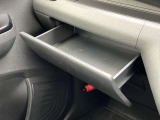 助手席前にも収納スペースが上下にあり小物収納が便利です♪