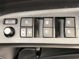 パワーウインドウは今や当たり前の装備ですが、無いと困ります。運転席からの操作で、全席フルオープン・フルクローズが可能です。