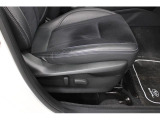 運転席パワーシート。シートリフター、前チルト、前後スライド、リクライニングの調整を電動化。最適なポジションを提供します。