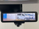 【インテリジェント ルームミラー】車両後方のカメラ映像をミラー面に映し出すので、車内の状況や、天候などに影響されずいつでもクリアな後方視界が得られます!