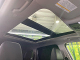 【大型サンルーフ】車内の解放感が一気に上がる大型のパノラマルーフ!季節を問わず開放的で快適なドライブをお楽しみいただけます。流通量も少なく希少価値の高い人気の装備です♪