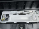 ラゲッジルーム下には車載工具を収納。