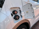 日産サクラの給電(充電)口は車両の右後方にあります。カバーを開けると「普通充電用」と、V2Hなどの外部給電にも使える「急速充電用」の2つの差込口が並んでおり、目的に合わせて使い分けます。