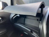 助手席前グローブボックス、かさばる車検証入れは別に収納スペースがあるので、ご自由に使えます。色々な物の収納にお使い下さい