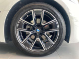 BMW純正18インチアルミホイールが足元を引き締め、低くスポーティなグランクーペのスタイリングをさらに際立たせています。