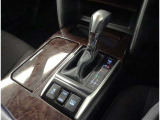 夜間走行でも安心のLEDへッッドライト搭載車です。とても明るく白い光で照らします。この装備も人気のアイテムですね