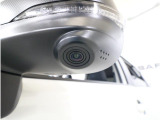 助手席側で見えにくい左前方の映像を、車内のマルチファンクションディスプレイに映し出します。前方への駐車や左寄せ、狭い道でのすれ違いなど、さまざまなシーンで安心して運転できる便利な機能です。