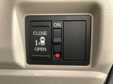 パワースライドドアが付いています。ワンタッチで簡単にお子様でも、お年寄りの方でも、開閉できますからとても便利です。キーレスや車内スイッチでも自動でドアの開閉ができます。