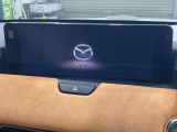 【12.3インチマツダコネクト】車内の雰囲気にマッチした大型ディスプレイ。スマホ接続でのナビ使用やBluetooth再生等、様々な機能が楽しめます。直感的なダイヤル操作が可能で、使い勝手も良好です。