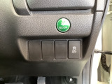 燃費を良くするECON、横滑りを防止するVSAのスイッチは運転席の右側、手の届きやすい位置にあります。