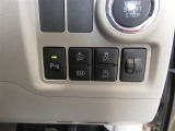 コーナーセンサーを車の前後に装備。障害物までの距離に応じて警告音を変えてお知らせ。縦列駐車時や駐車場・車庫などでの取り回しをサポートします。詳細は販売店スタッフまでおたずねください。