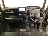 車内は光触媒抗菌消臭施工済です。スタイリッシュなデザインでスポーティなインパネ周りを演出します。グローブボックスやカップホルダーのほかにトレーなどたくさんの収納スペースが付いています。