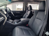 体を包み込むような座り心地で運転をサポートします。