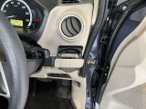 運転席側前部にドリンクホルダーあります♪運転中でも手が届きやすい位置にあって使い易いです♪
