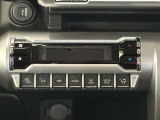 手の届きやすいところで簡単操作ができるオートエアコン。オールシーズンお好みの温度調節ができます。