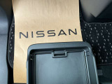 助手席シートアンダーボックスにも荷物が入ります。小物類の整理にも活躍します。