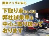運転席にはドライバーの体型や好みに応じて前後方向だけでなく、高さの調整ができるシートリフターを装備!