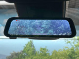 【デジタルインナーミラー】後席の大きな荷物や同乗者で後方が確認しづらい時でも安心!カメラが撮影した車両後方の映像をルームミラー内に表示。クリアな視界で状況の確認が可能です!