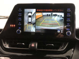 パノラミックビューモニター付きです。車両を上から見たような映像をディスプレイオーディオ画面に表示。運転席からの目視だけでは見にくい、車両周辺の状況をリアルタイムでしっかり確認できます。