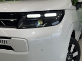 【LEDヘッドライト】悪天候や夜間走行時も良好な視界を確保し安心して運転できる高輝度LEDヘッドライトを装備!点灯速度が早く、消費電力も抑えられています。