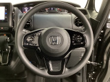 ハンドルにHondaセンシング系のクルーズコントロールやレーンキープアシストなどのスイッチと、オーディオの操作スイッチが装備されています。ハンドルから手を離さず安全に操作できます。