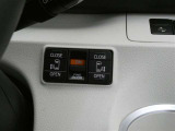 左右ともに大きくて便利なスライドドアを採用しています。両側ともに電動ドアは運転席からも開閉可能です。雨の日のお迎え、いち早く乗り込みたいお子様をタイミング良くドアを開けてスマートにお出迎え出来ます♪