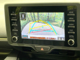 【バックカメラ】駐車時に後方がリアルタイム映像で確認できます。大型商業施設や立体駐車場での駐車時や、夜間のバック時に大活躍!運転スキルに関わらず、今や必須となった装備のひとつです!