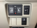 両側電動スライドドアは運転席から操作ができるよう、操作スイッチが付いています。その横にはヘッドライトリベライザーのスイッチがついています。道路状況や積荷の加重に応じてライトの高さを調節できます。