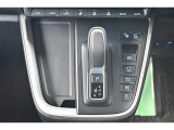 ハイブリッドカーですが運転操作は普通の車と変わりませんのでご安心ください。操作方法はスタッフが説明いたしますのでお気軽にご質問ください