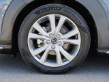 18インチ純正アルミホイールを装備。タイヤサイズは215/55R18となります。