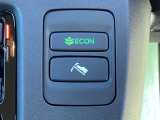 【ECONモード】スイッチをONにすると、空調やアクセル操作に対する加速を穏やかにし、電力消費を抑えて航続距離を延ばします。