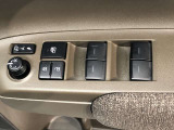 パワーウィンドのスイッチです。運転席に座りながら、助手席や後席の窓を開け閉めできるので大変便利ですよ。