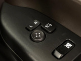【電動格納ミラー】サイドミラーは電動格納式となっており、狭い駐車場でもキズがつくリスクを抑えられます。