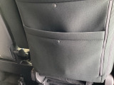 前席背面に、収納ポケットが付いています。