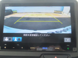 【リアカメラ】リバースに入れるだけで後方の映像が映ります。安全確認や、狭い駐車場での車庫入れ、雨の日や夜間など視界の悪い時に便利です。安全にバックする為には欠かせない装備です。