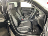肘掛けとシートヒーター装備のフロントシートで長時間でも快適ドライブ!