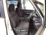 フロント広々、セパレートシートの運転席は、ハイトアジャスターが付いているので、快適にドライブができます。ハンドルはテレスコピック機能で、ハンドル位置を上・下・手前・奥に調節できます。