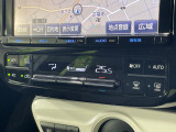 【オートエアコン】一度お好みの温度に設定すれば、車内の温度を検知し風量や温度を自動で調整。暑い&hellip;寒い&hellip;と何度もスイッチ操作をする必要はありません。快適な車内空間には必須の機能ですね♪