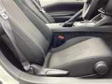 運転席にはドライバーの体型や好みに応じて前後方向だけでなく、高さの調整ができるシートリフターを装備!