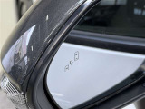 【ブラインドスポットモニター】隣を走る車両をレーダーで検知し、インジケーターを点灯。またウインカーを出した場合にはインジケーターも点滅させて注意を促します