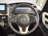ハンドルにHondaセンシング系のクルーズコントロールやレーンキープアシストなどのスイッチと、オーディオの操作スイッチが装備されています。ハンドルから手を離さず安全に操作できます。